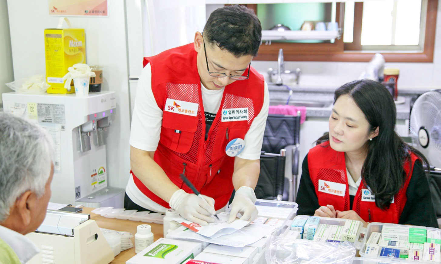 SK에코플랜트 에피봉사단과 열린의사회가 의료 소외지역 어르신들을 위한 의료봉사를 진행하는 모습