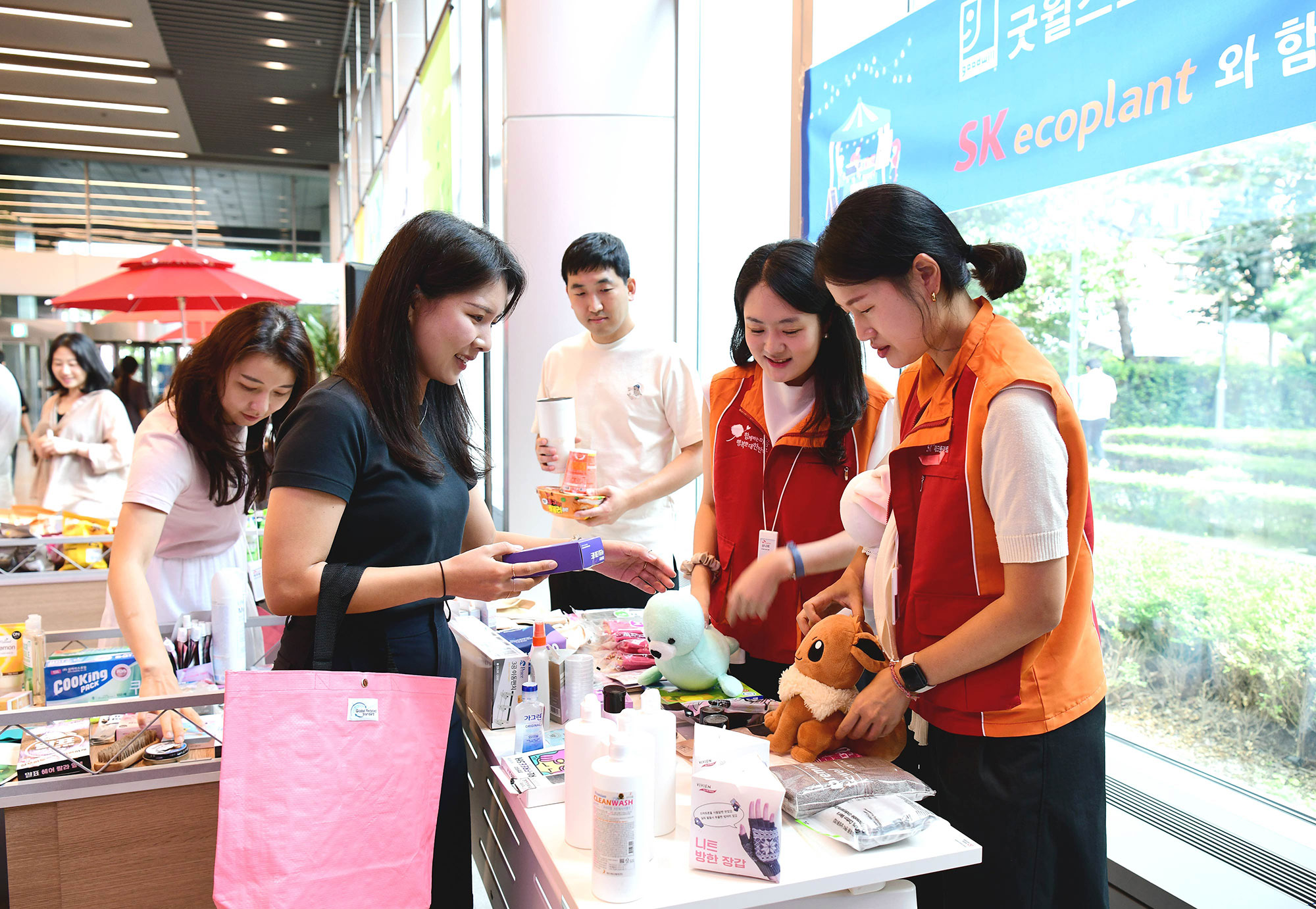 SK에코플랜트 본사에서 열린 사내 자원순환 기부프로그램 연계 바자회에서 SK에코플랜트 구성원들이 물품을 구매하고 있는 모습